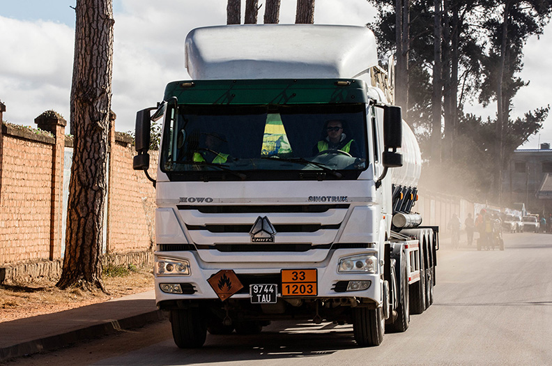 Camion citerne blanc transport carburant