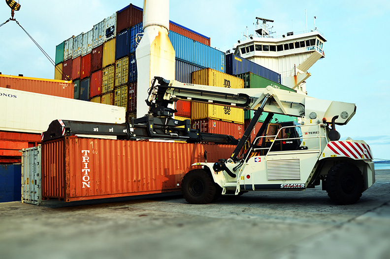 Manutention de conteneurs par Terex de SEMS au Port maritime de Tuléar (Toliara)